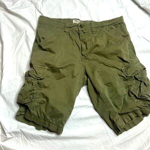 Pierre Cardin cargo shorts army green like new size.33